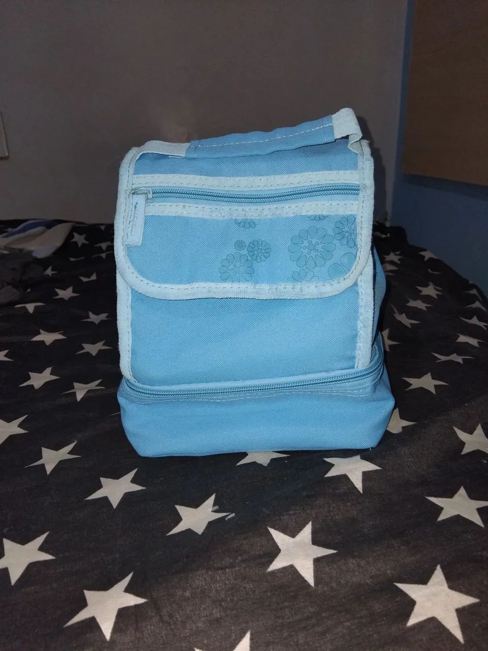 Bolsa térmica azul com flores - ideal para lanches!