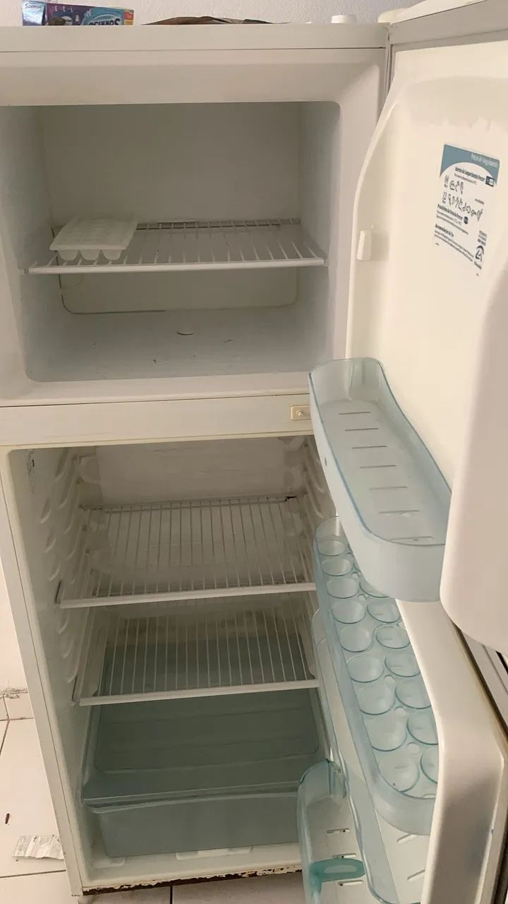 Vendo geladeira eletrolux. 500$. Perfeito estado funciona normalmente  - Foto 2