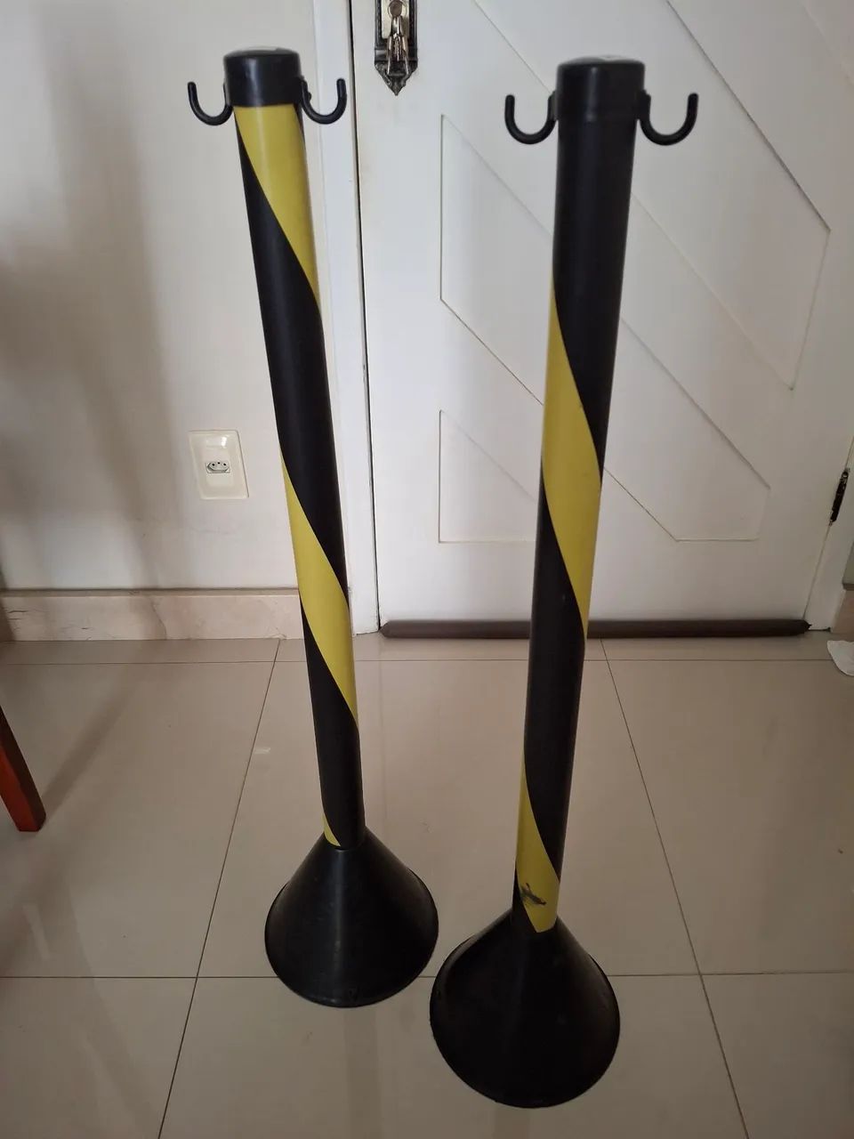 Pedestal plástico zebrado.