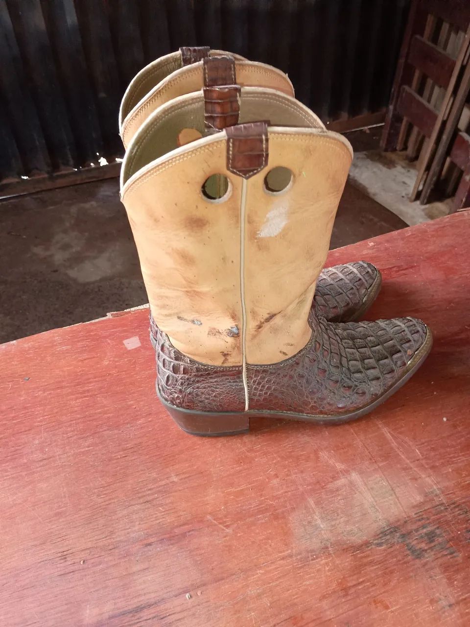 Bota coro marrom com parte couro jacaré  - Foto 2