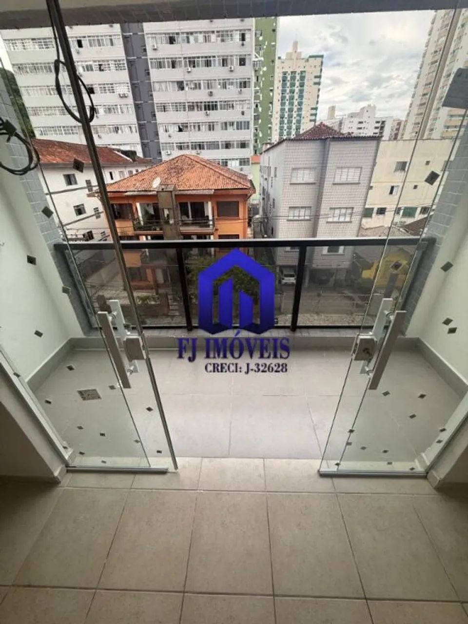 Alugo ótimo apartamento com sacada, 2 dormitórios no Boa Vista em São Vicente-SP