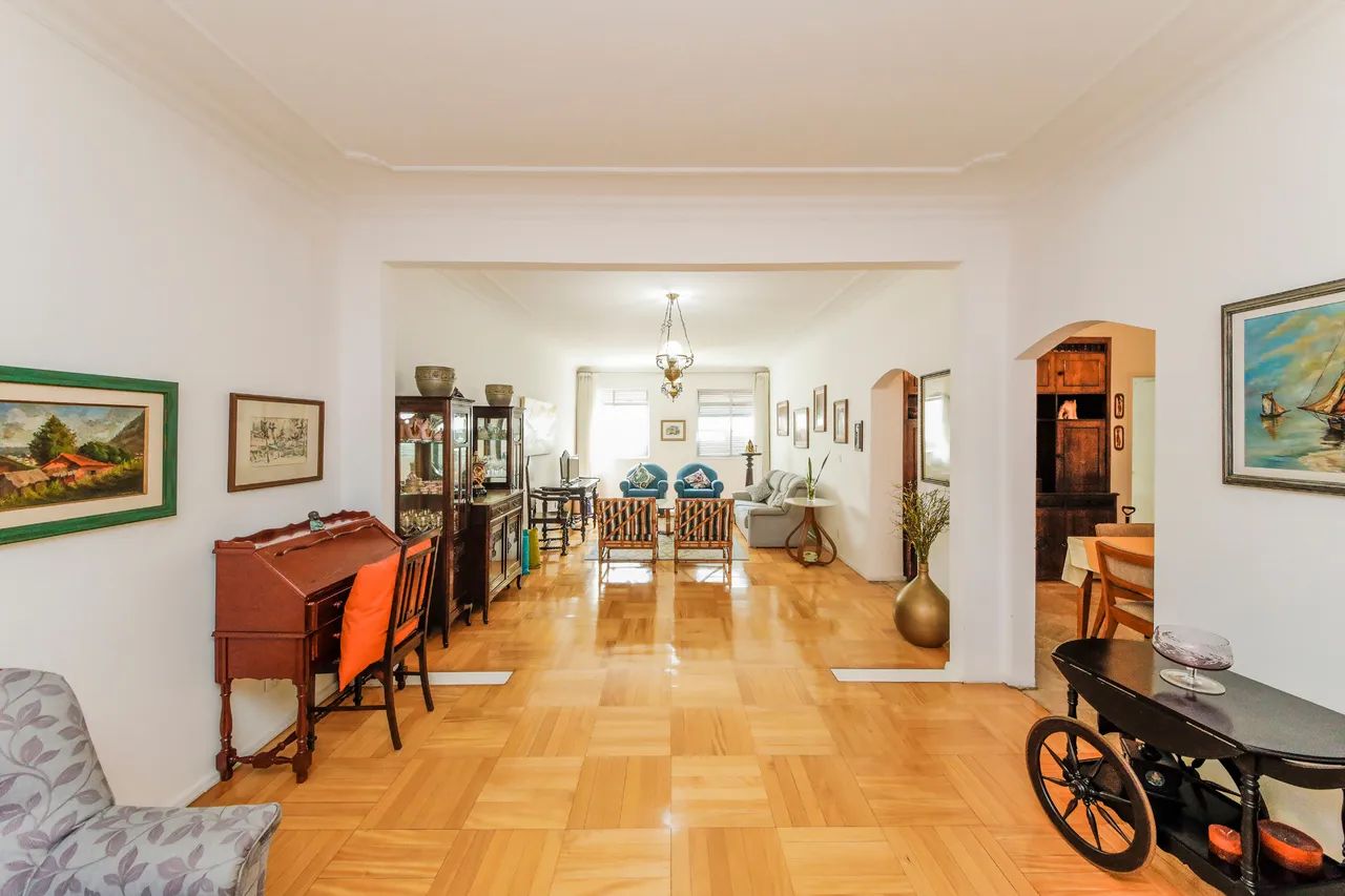 Um apartamento clássico e com ambientes amplos para venda