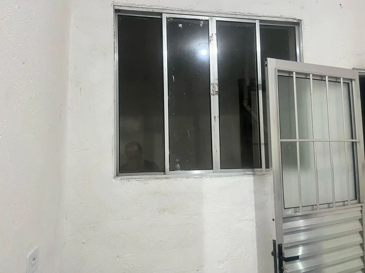 Aluga se casa com 3 cômodos . - Foto 2