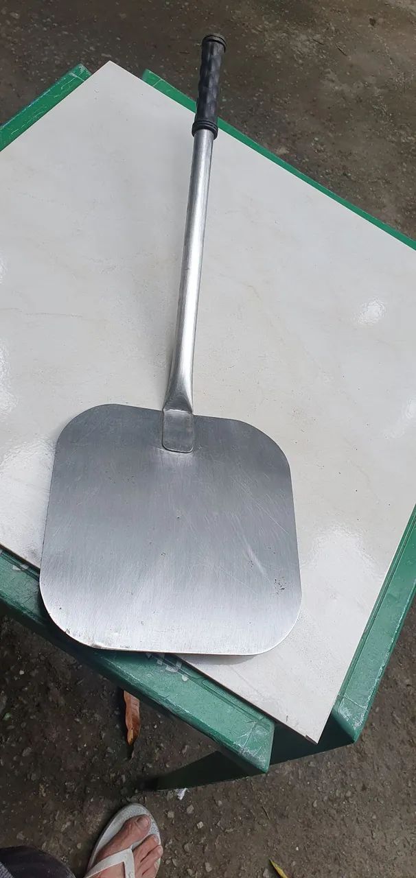 Vendo pá para pizzas 70 cm de comprimento e  24×25 base