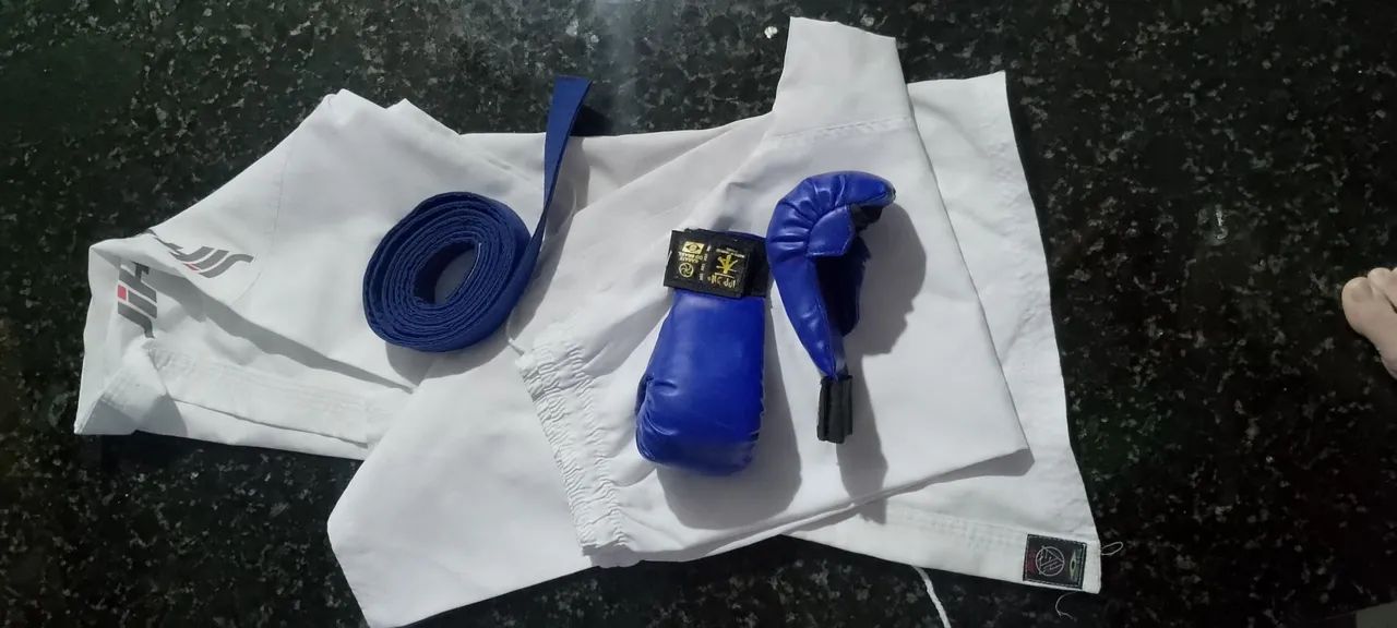 ROUPA DE KARATÊ COM LUVAS E A FAIXA AZUL!