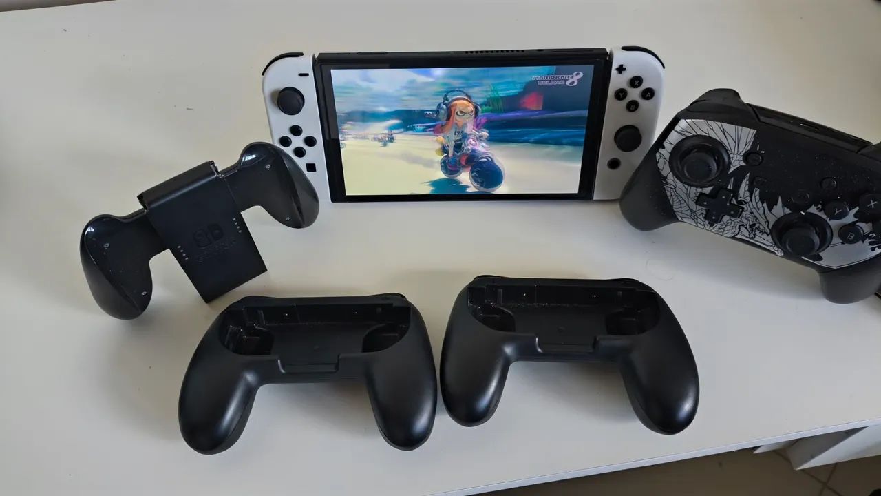 Nintendo Switch OLED Mario Kart + Pro Controller + Case + MicroSD 128GB