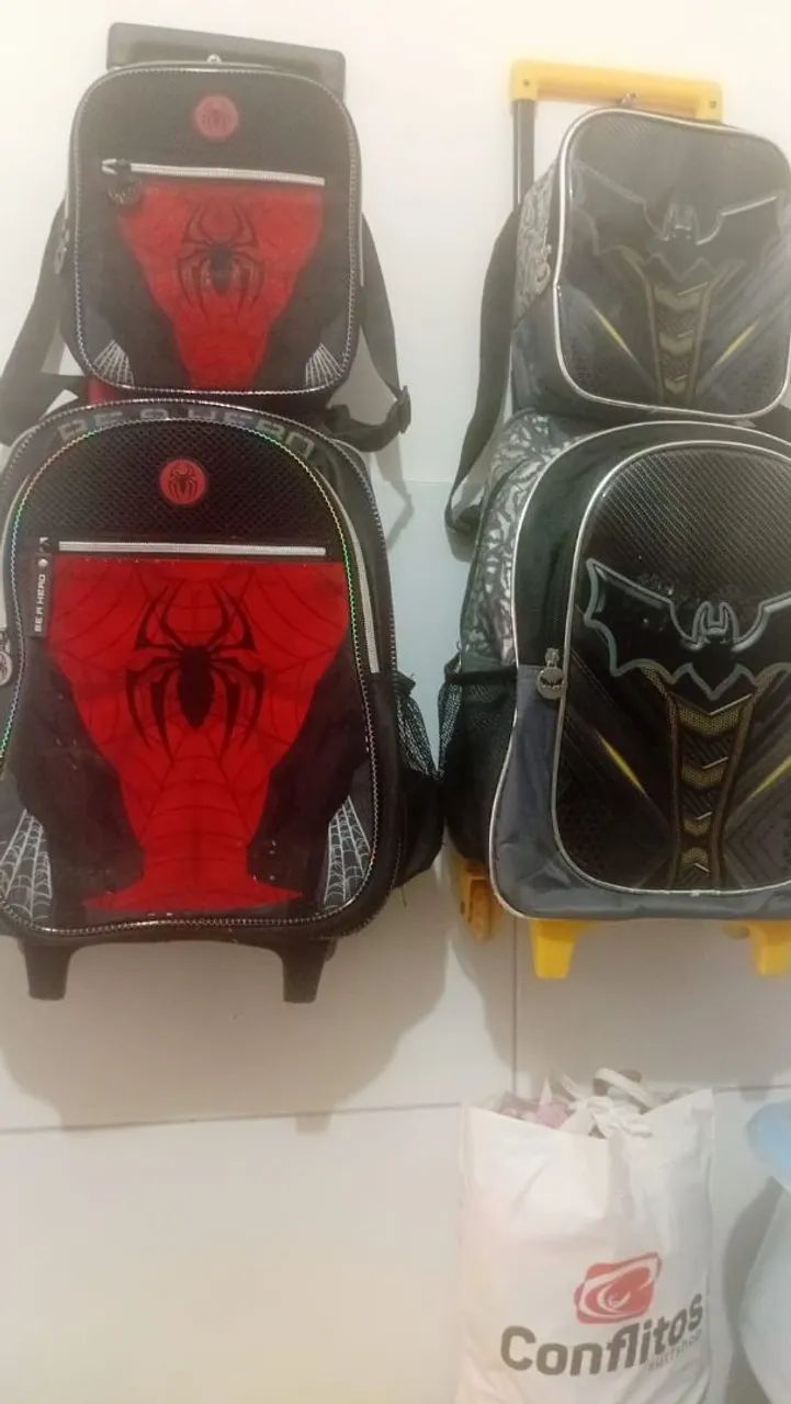Mochila escolar bem conservada 