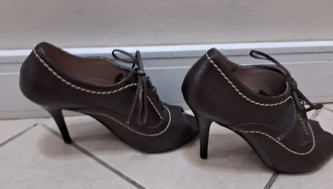 Scarpin Peep Toe em Couro - Foto 2