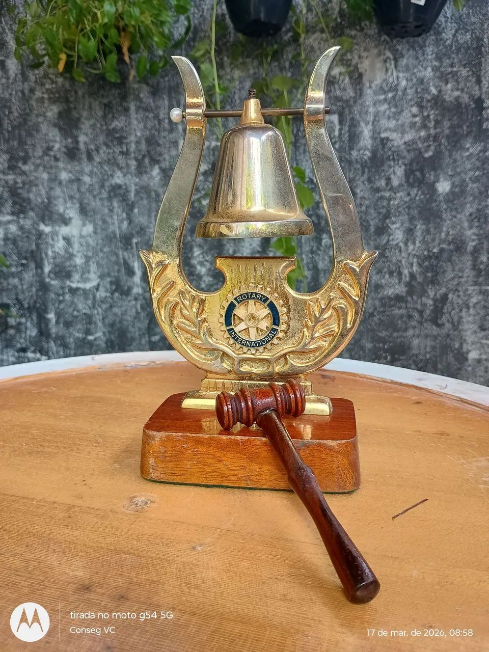 Sino Rotário em bronze dourado, pouco usado, estado de novo, 