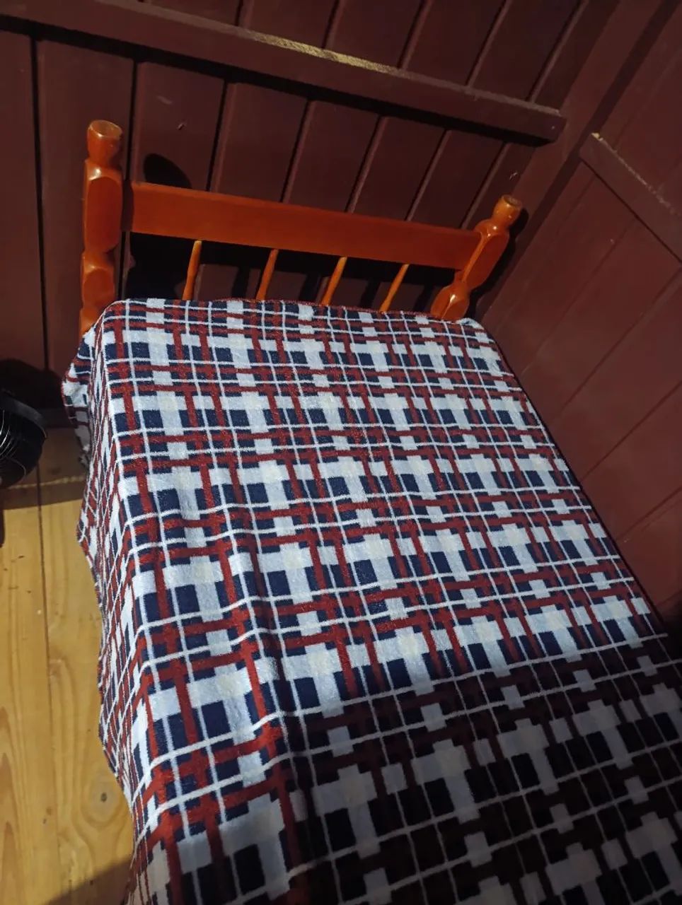 Cama de madeira com colchão 