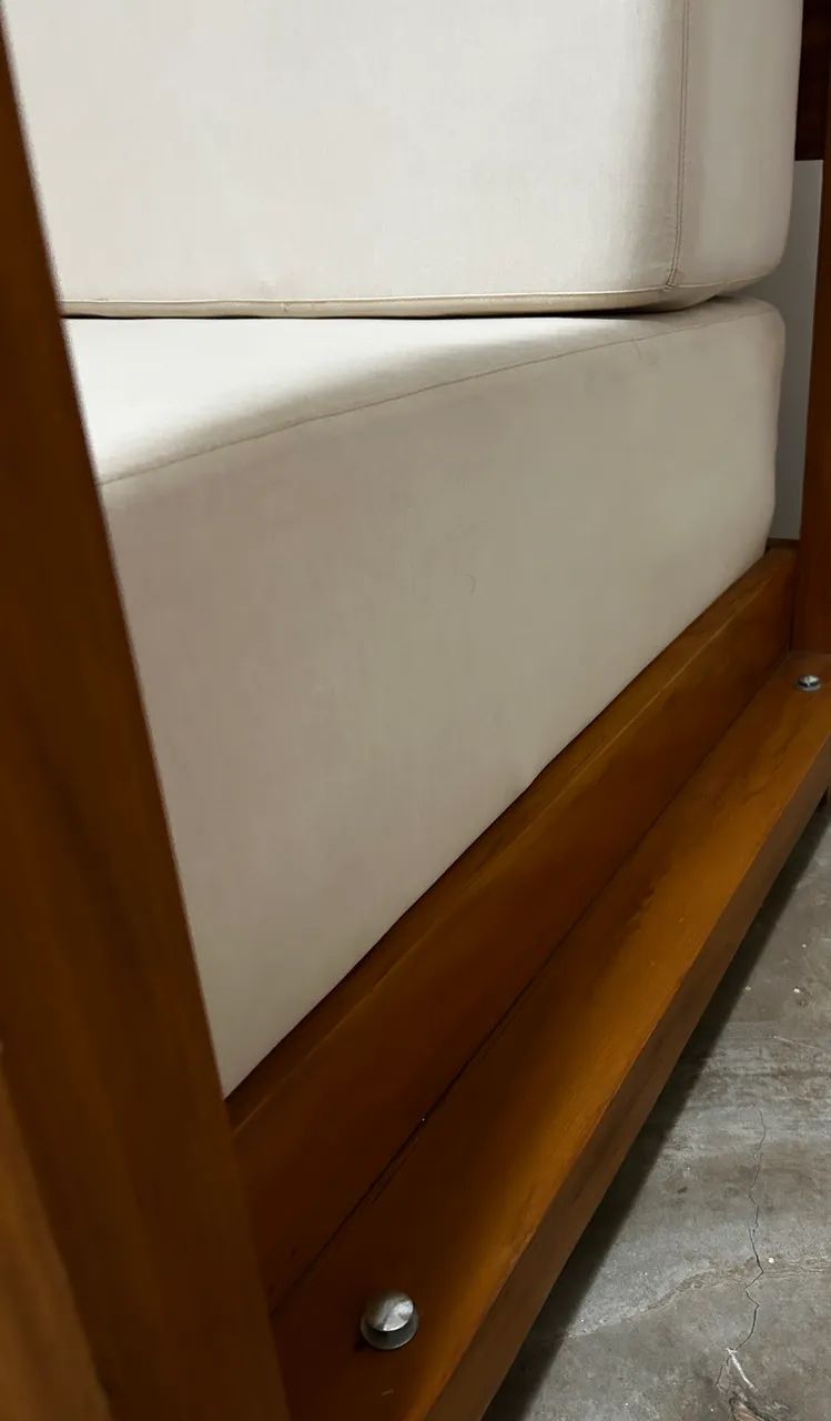    Poltrona Decorativa em Madeira Maciça com Estofado Branco  - Foto 5