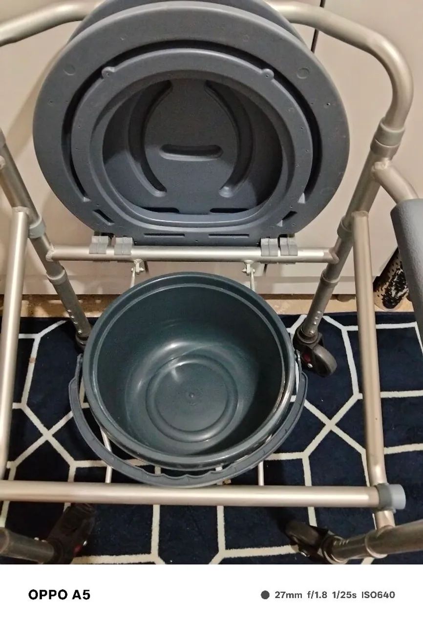 Kit com cadeira de banho andador e bengala  - Foto 3