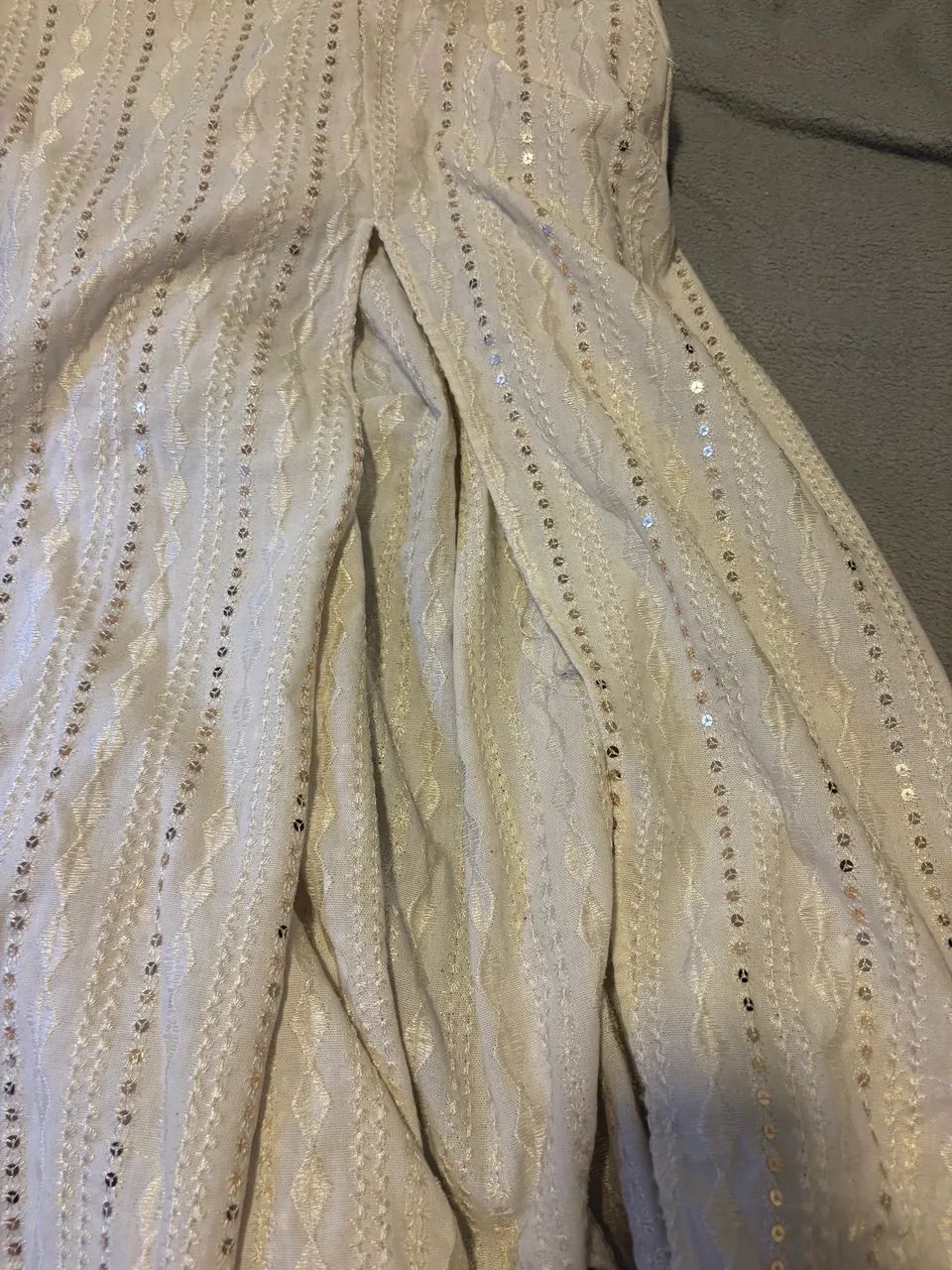 VESTIDO DOURADO COM FENDA - Foto 4