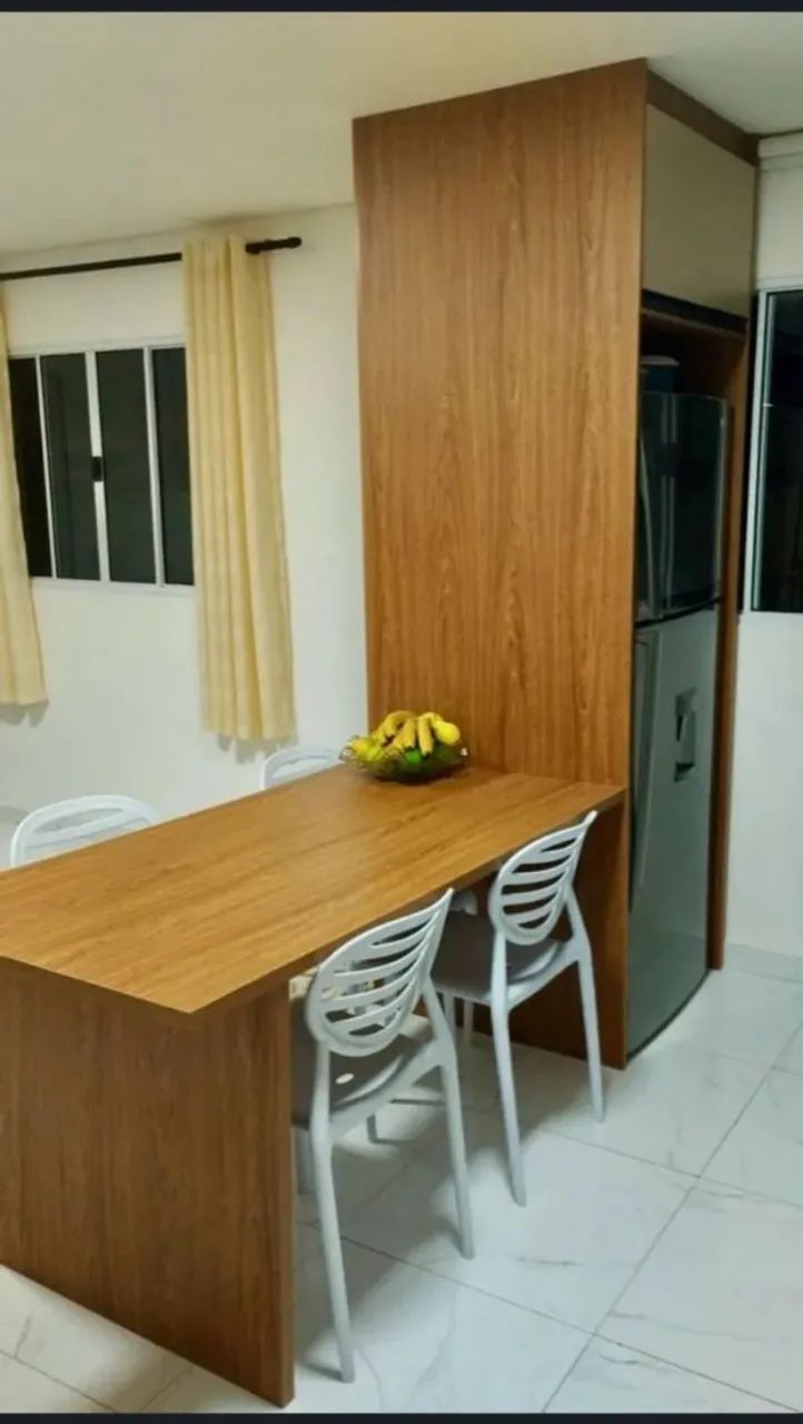 Mesa de Jantar em Madeira acoplada com 04 Cadeiras.  - Foto 3