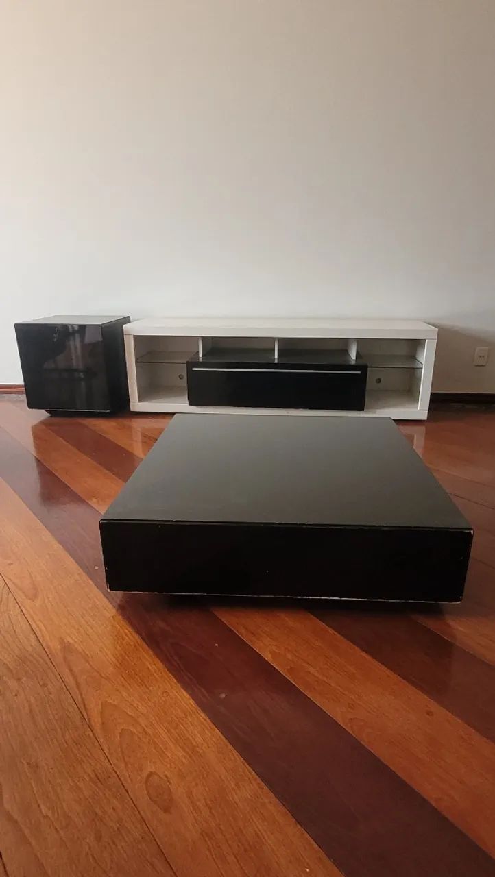Conjunto Rack, mesa de centro e mesa lateral.