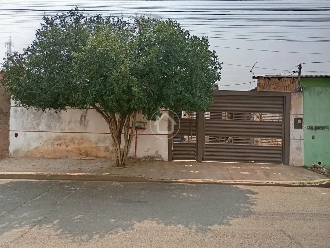CASA 4 QUARTOS SENDO 1 SUITE