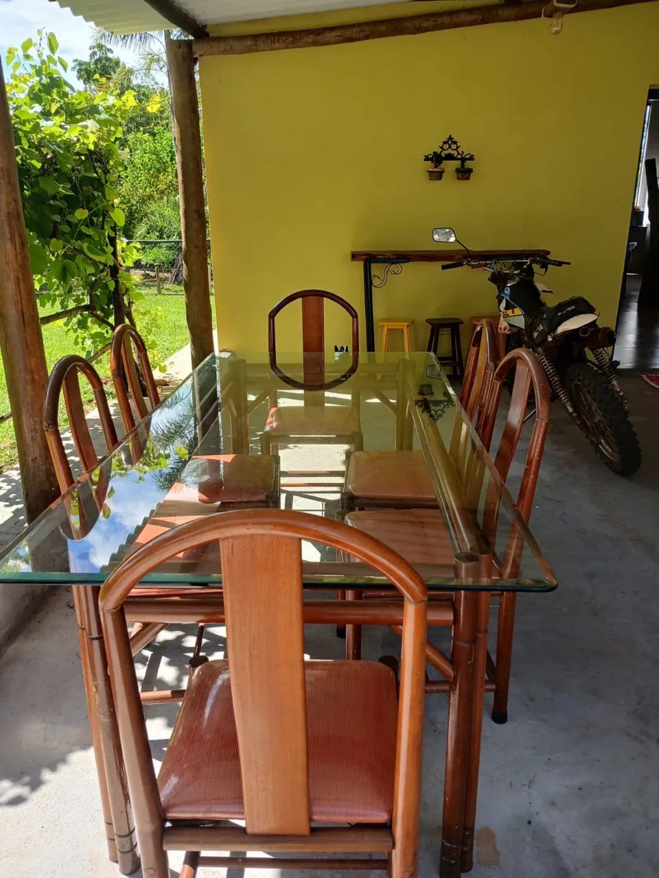 Mesa de jantar de madeira 