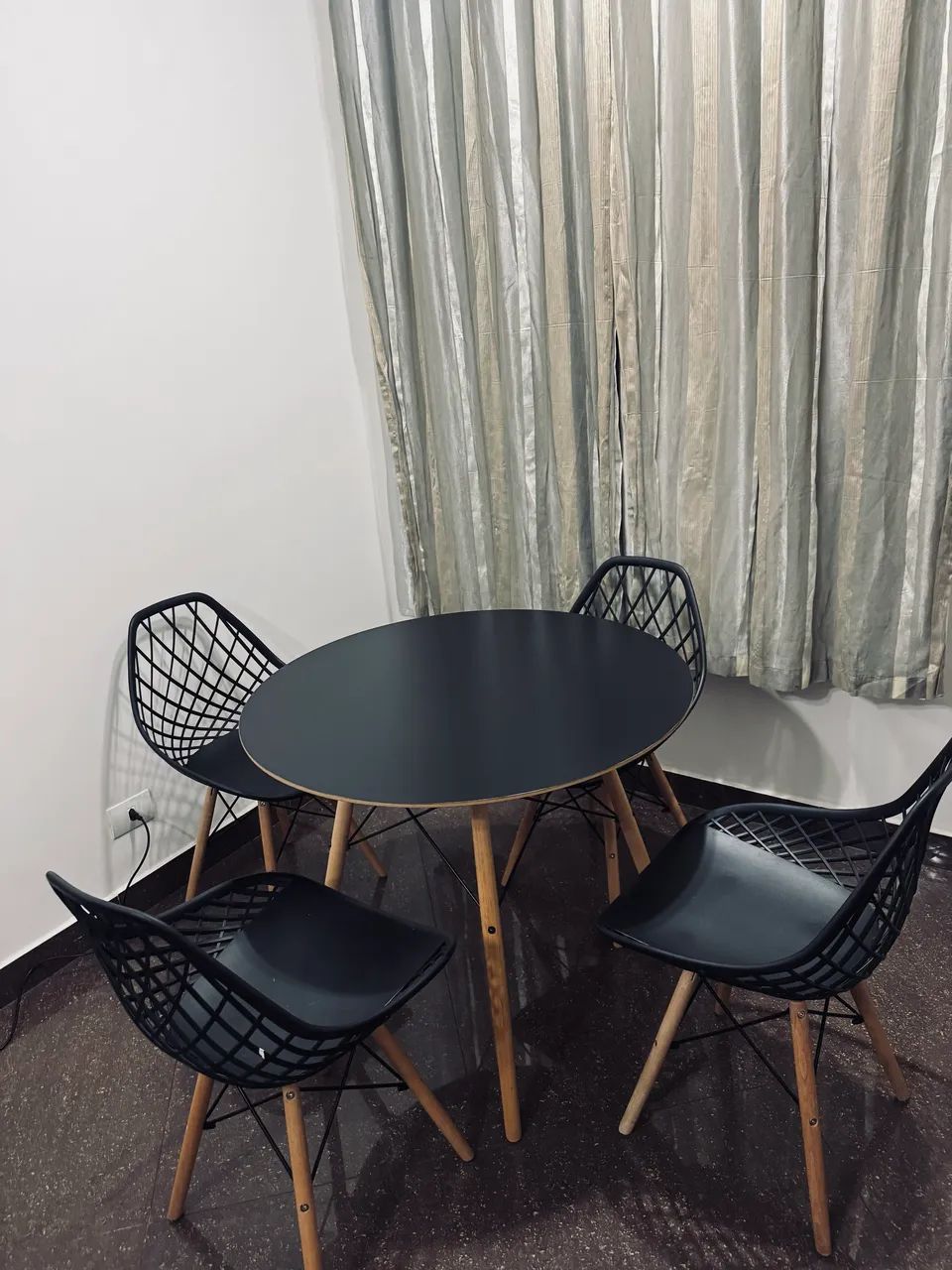 Conjunto Mesa de Jantar + 4 Cadeiras - R$ 700 - Foto 2
