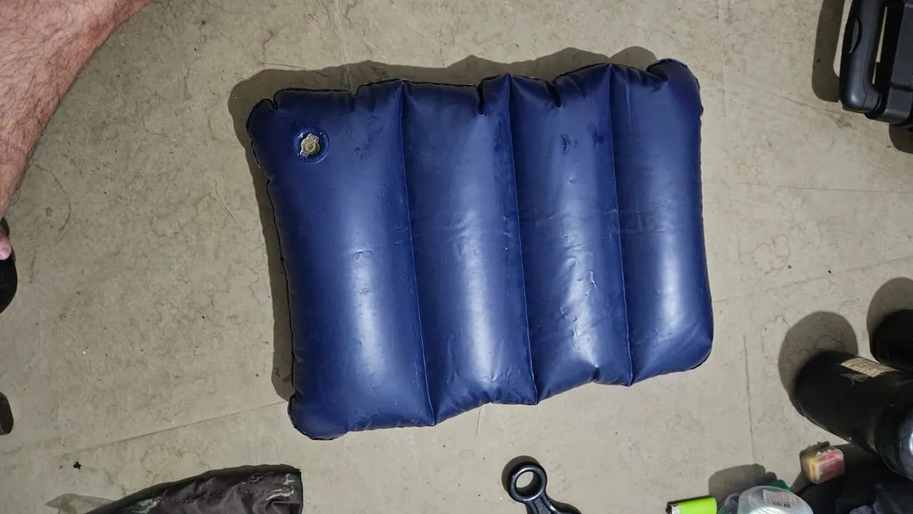 Travesseiro inflável para acampar
