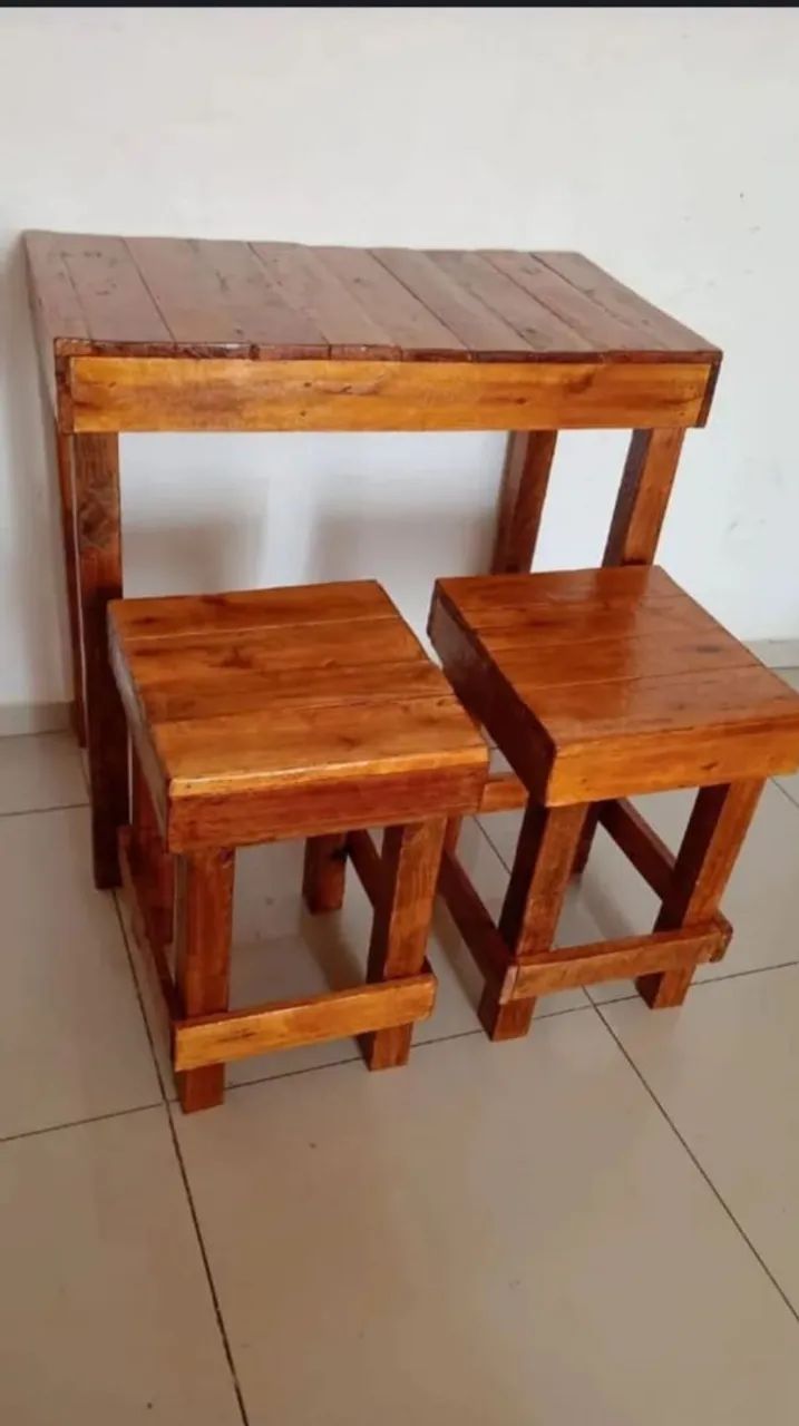 Conjunto de mesa e banquinhos ( novo)