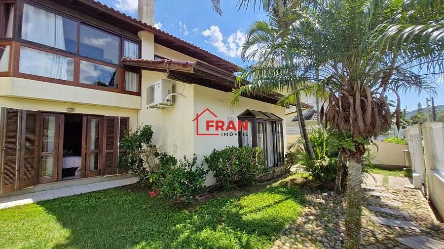Casa na Avenida, Bairro Itacorubi 4 dorms/2 suites,2 vagas.