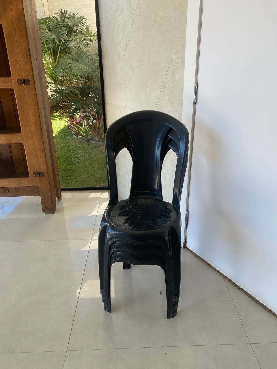 Cadeiras plástico preta  - Foto 2