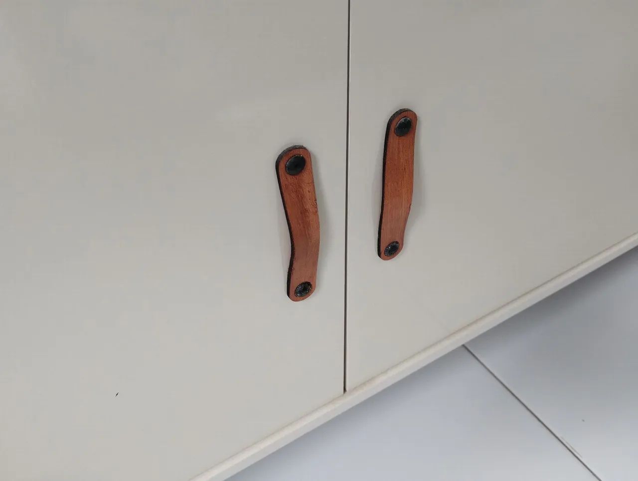 Rack moderno EDN EMem MDF/MDP com Pés de Madeira Maciça Oportunidade! - Foto 4