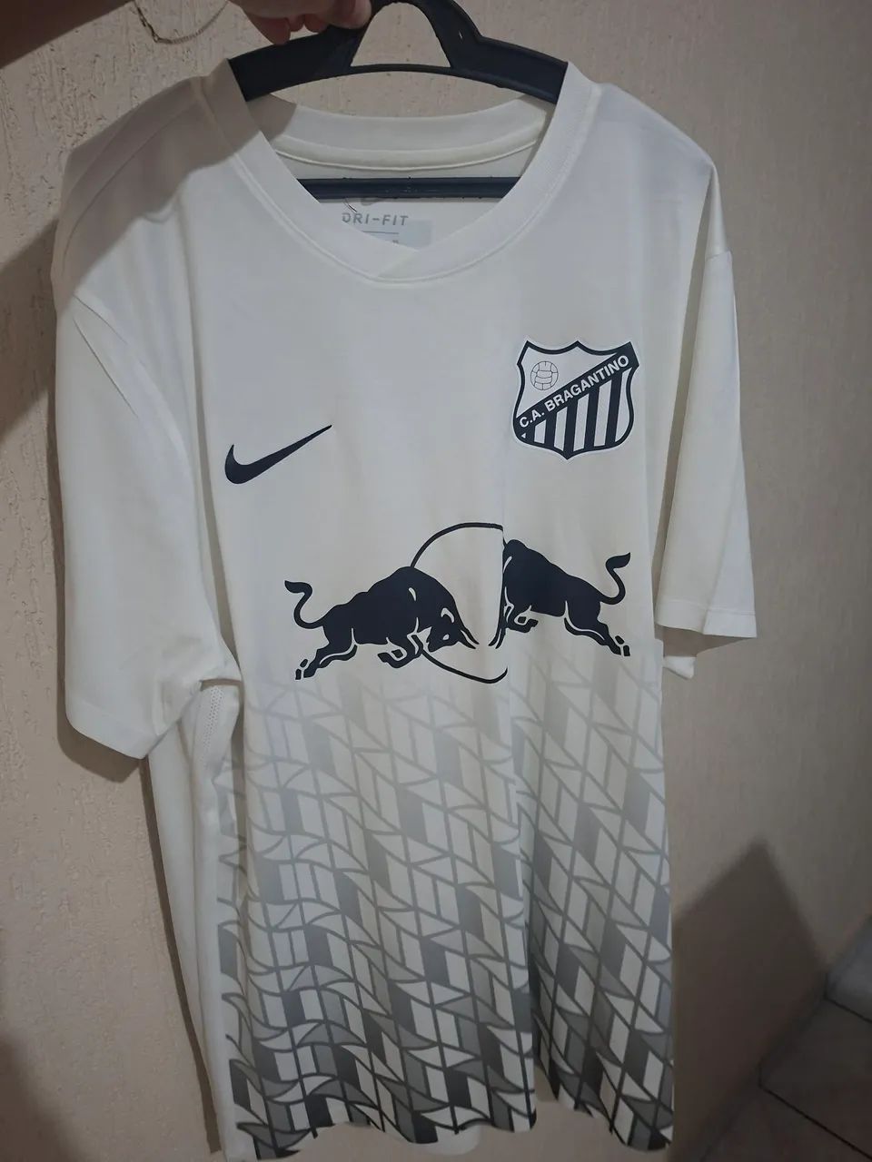 Camisa Redbull Bragantino carijó Nike com lata