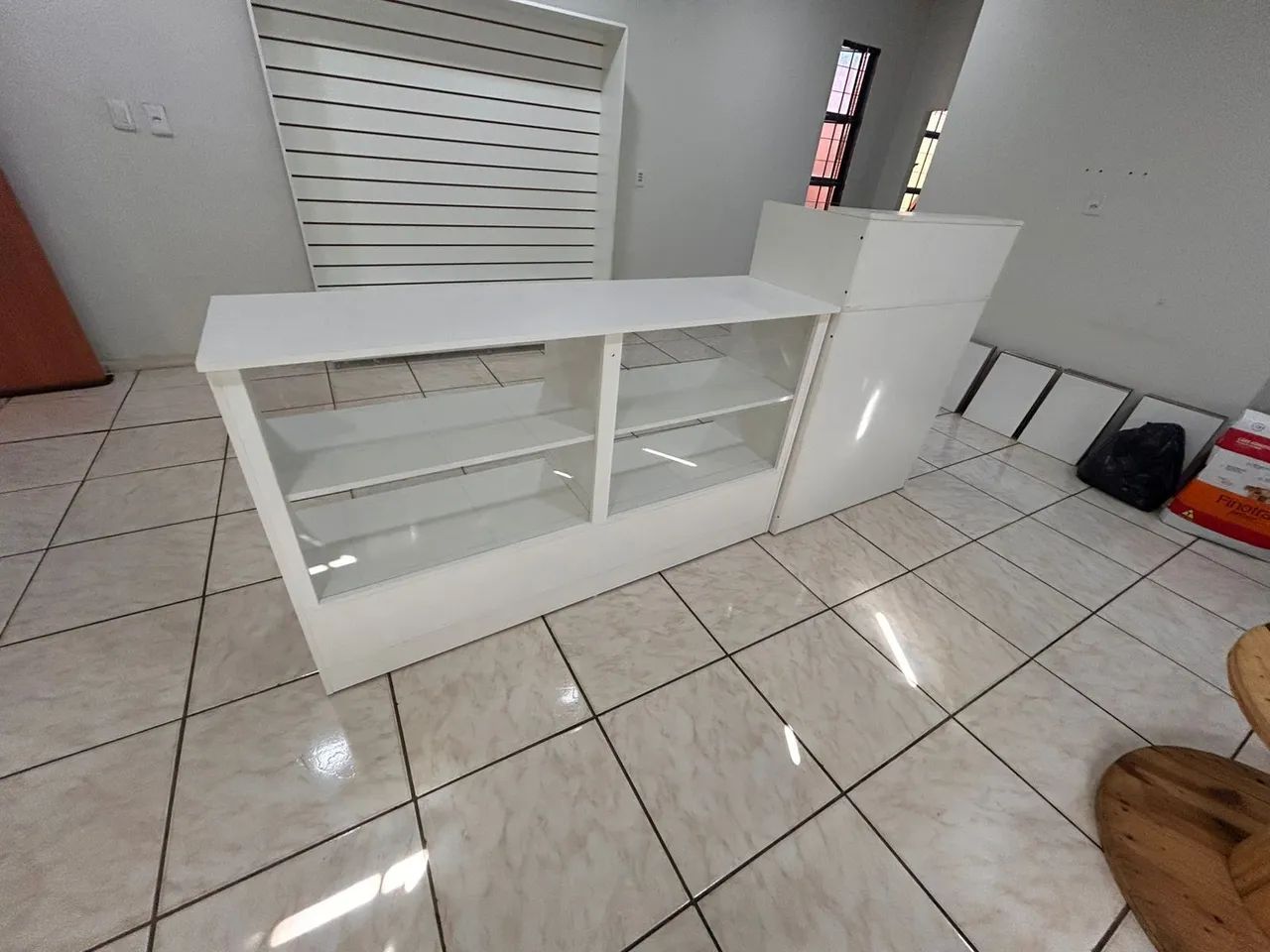 BALCÃO CAIXA ATENDIMENTO+ BALCÃO VITRINE CM VIDRO MDF NOVO  - Foto 3