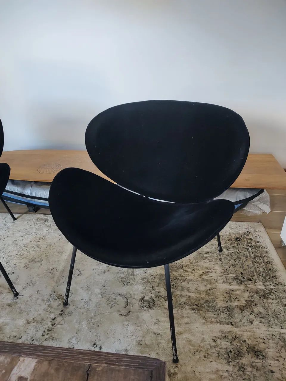 Duas Poltronas Swan pretas com 4 pés de alumínio.