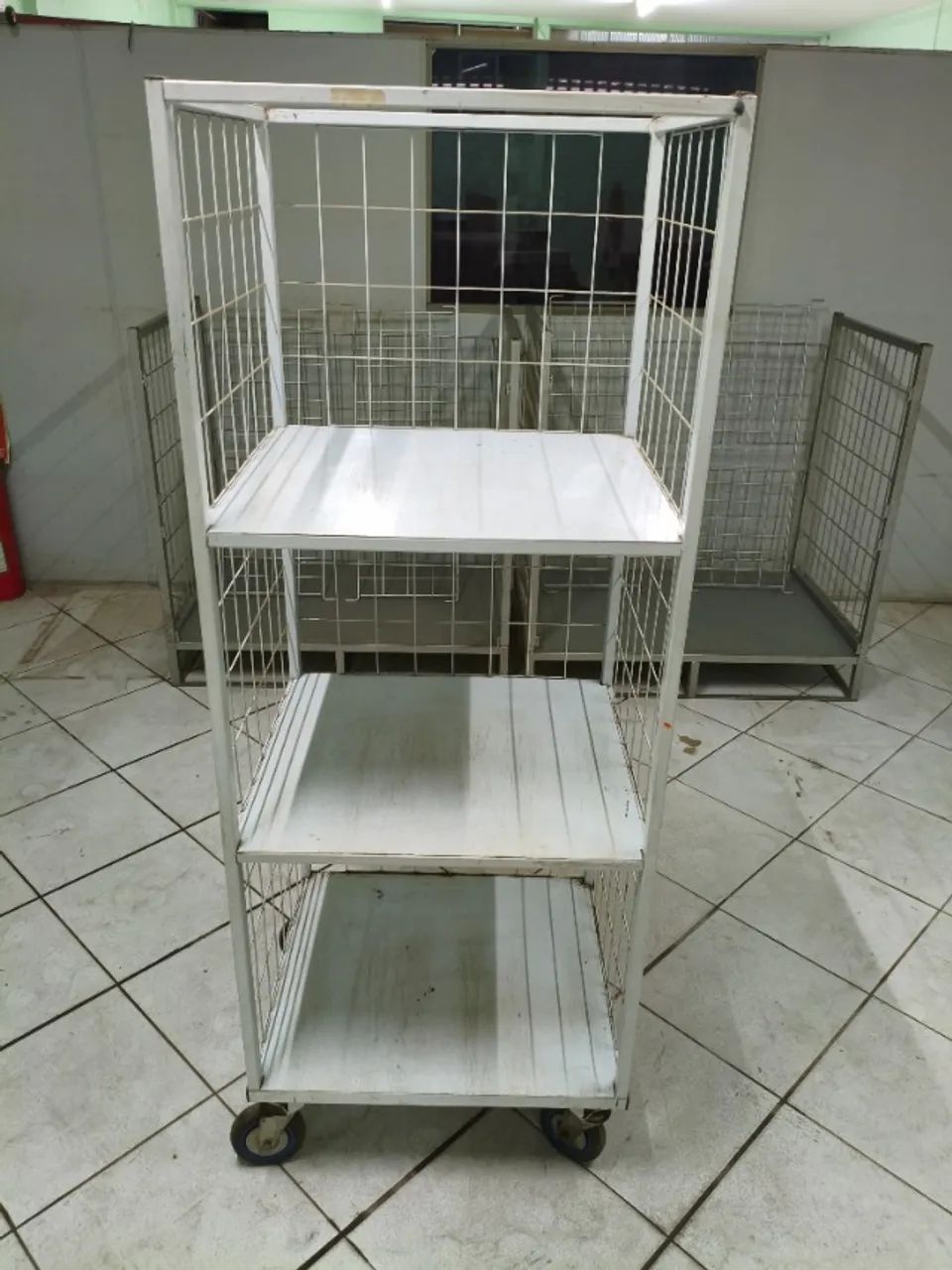Expositor quadrado de 3 divisões e com rodas - Foto 2