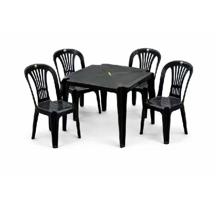 Mesa plástica com 4 cadeiras
