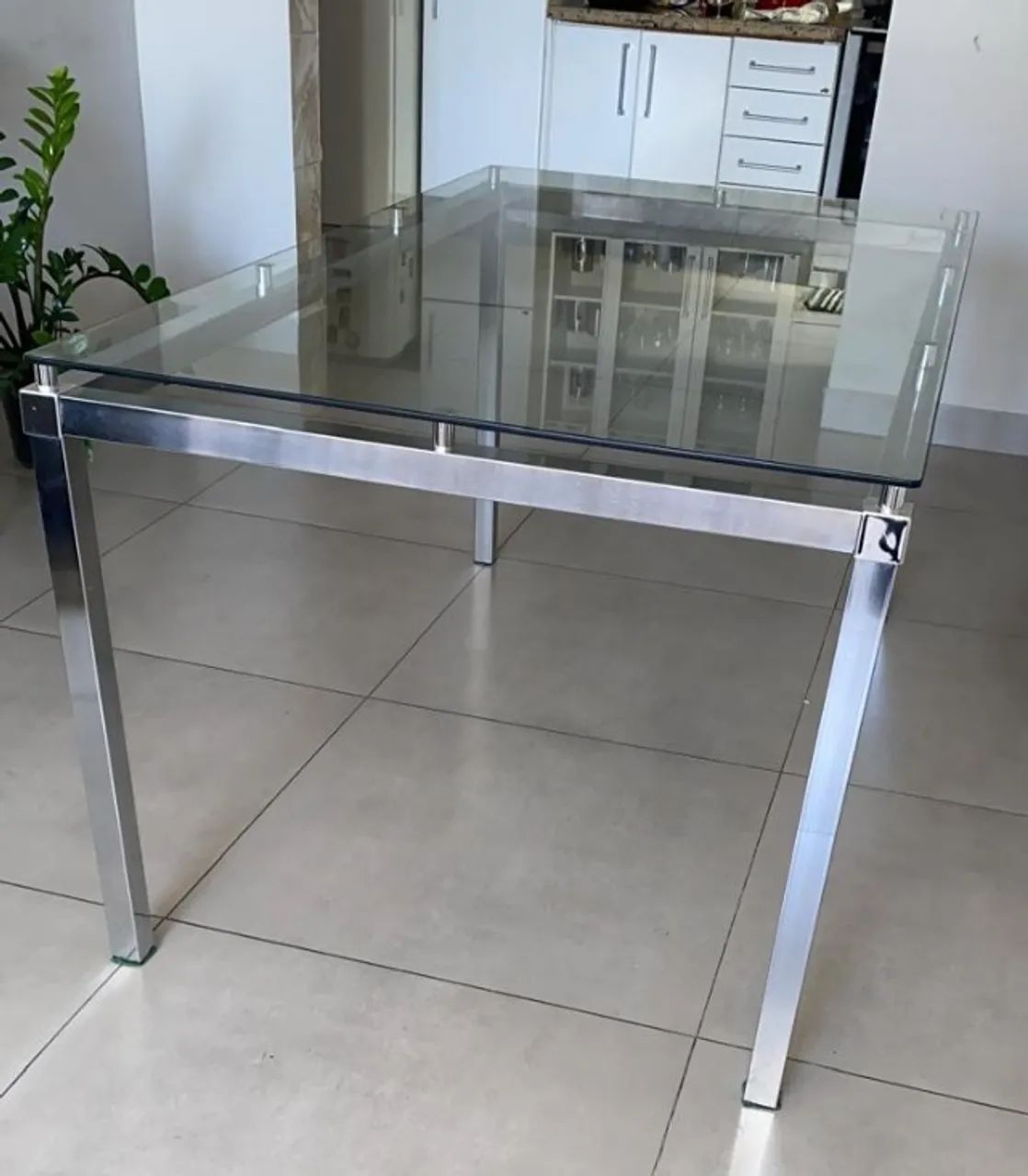 Mesa de jantar inox com tampo de vidro