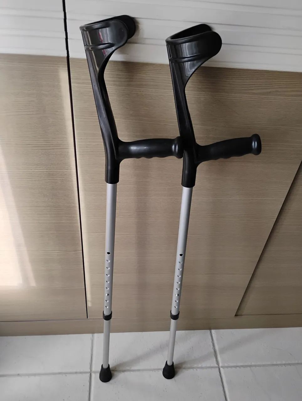 Bota imobilizadora longa + par de muletas - Foto 2