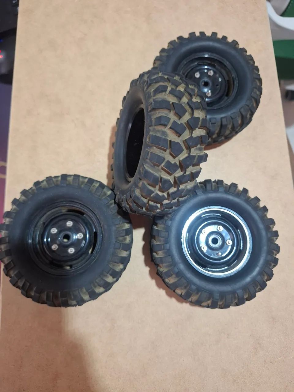 Jogo de rodas com pneus RC 1.9 - Foto 4