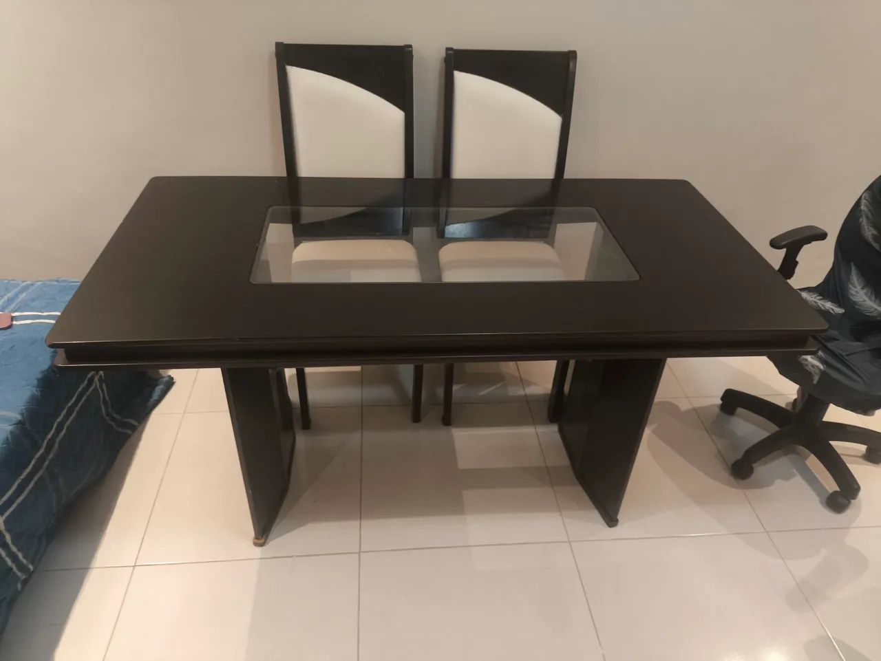 Mesa c\ duas cadeiras 