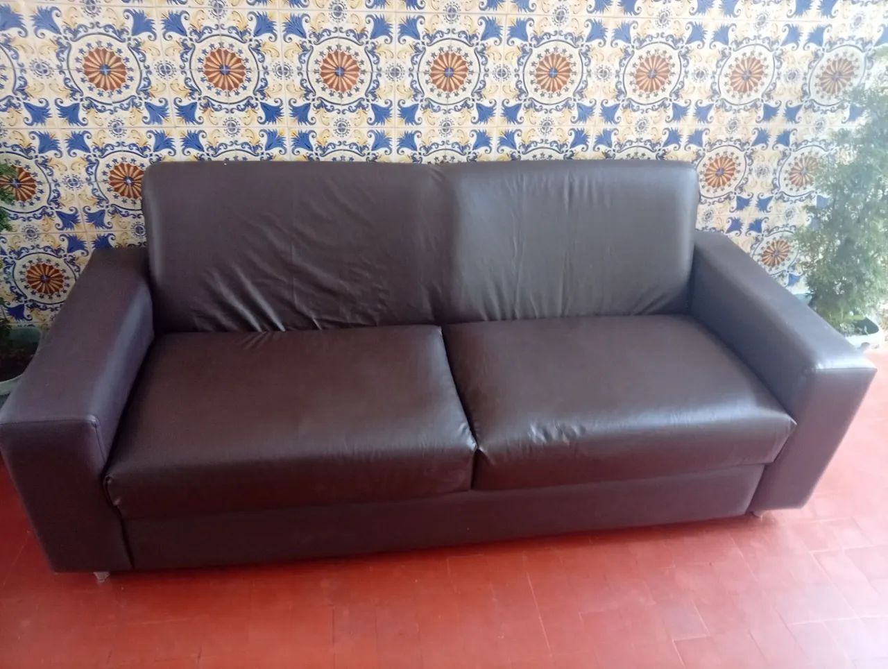 Sofá corino marrom bem conservado