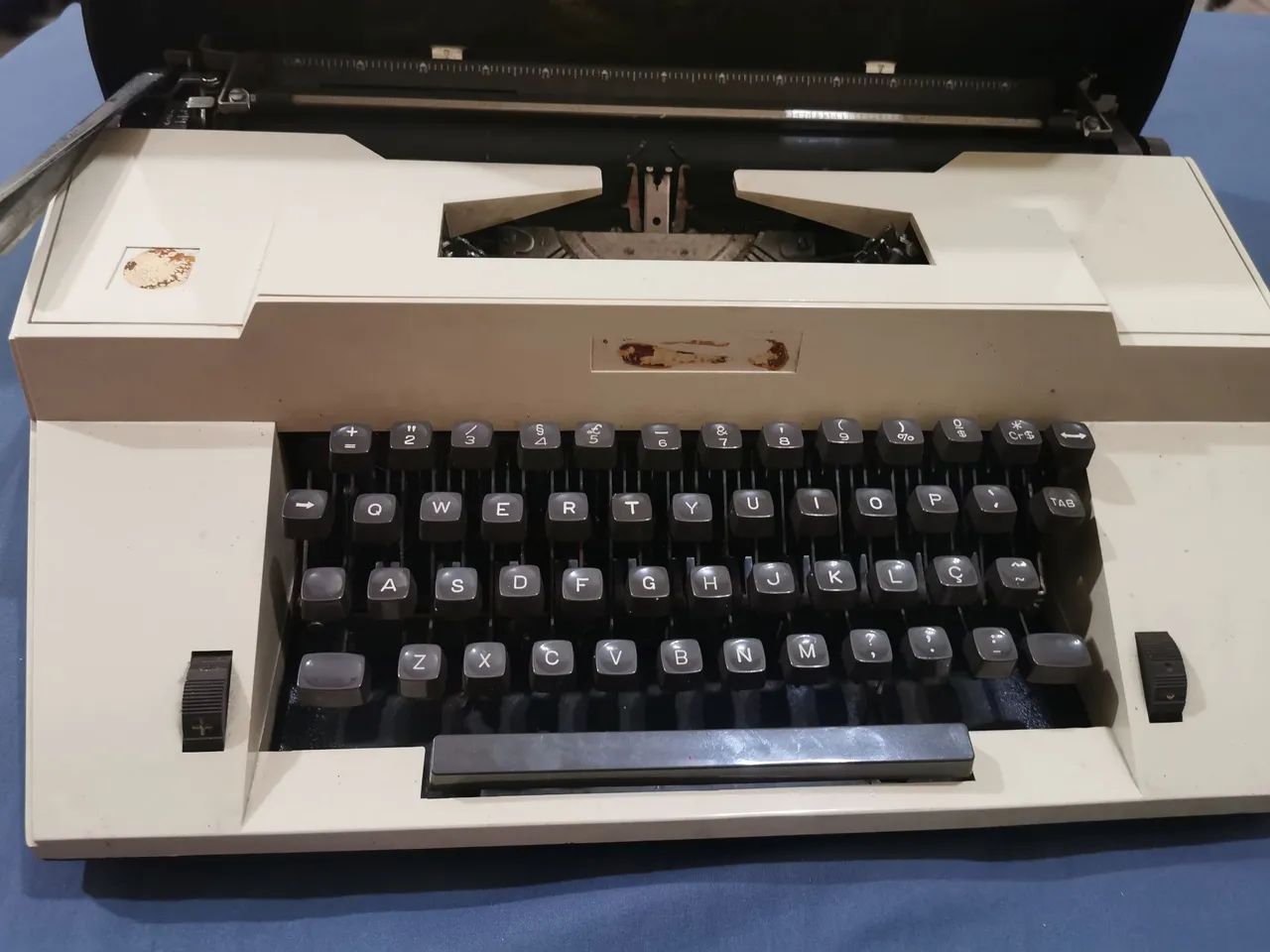 Máquina de escrever antiga manual - com capa e fita