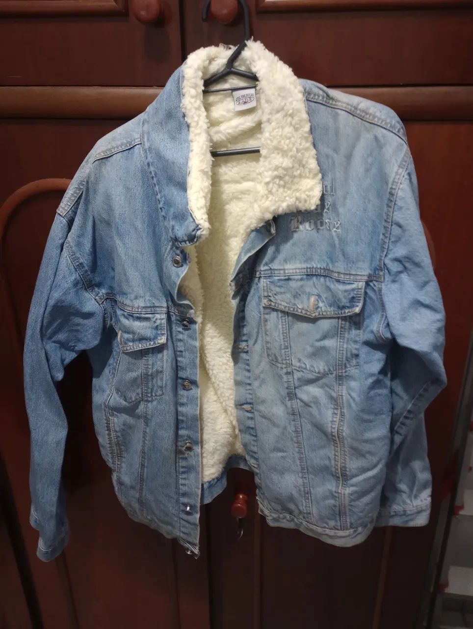 Jaqueta jeans com fundo lã de carneiro, praticamente nova - Foto 2