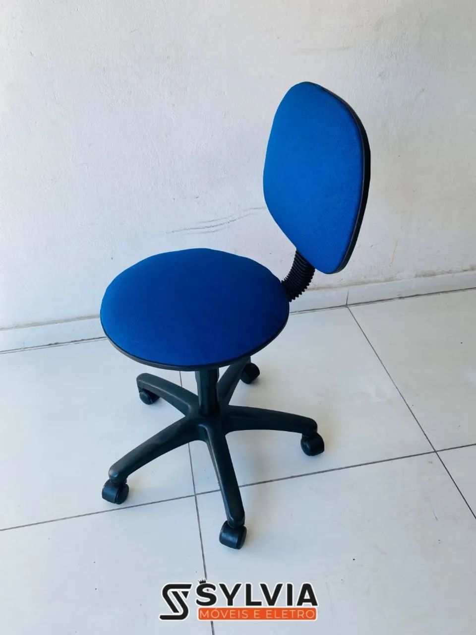 Cadeira de escritório azul e preta sem braço  - Foto 4
