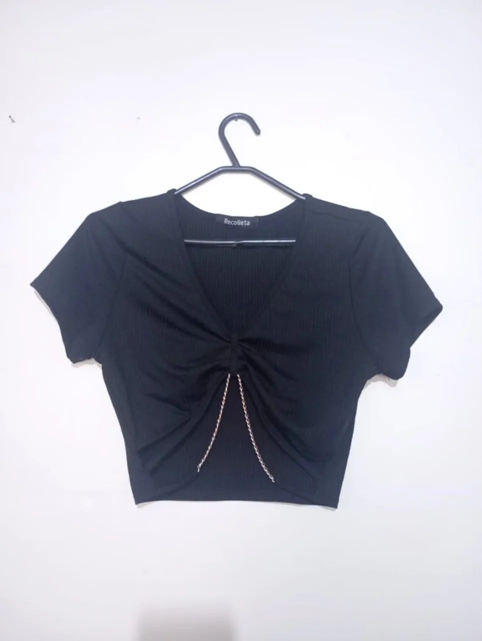 Cropped feminino preto canelado com corrente