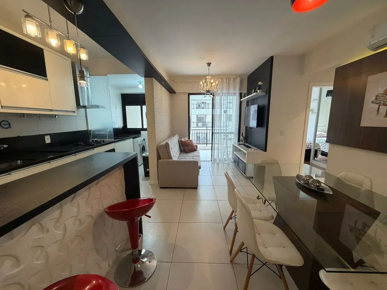 Apartamento mobiliado com 2 dormitórios (1 suíte), ampla sacada com churrasqueira e vista 