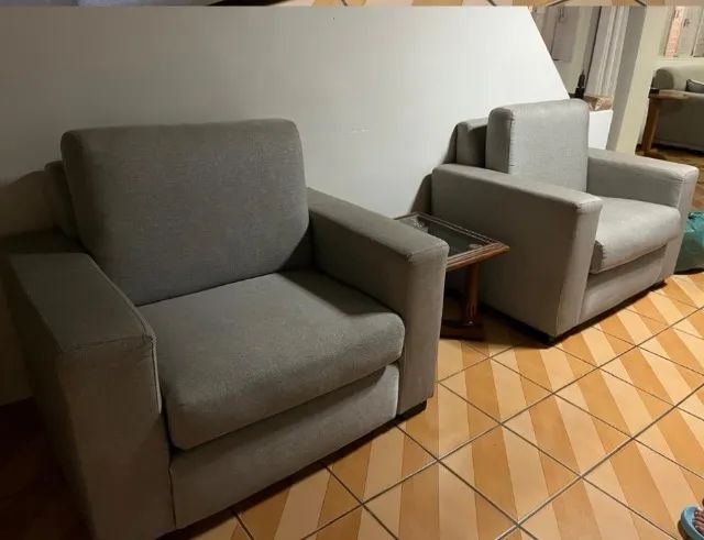04 sofás em excelente estado de conservação, sendo 1 de 3 lugares com duas poltronas e 03  - Foto 4