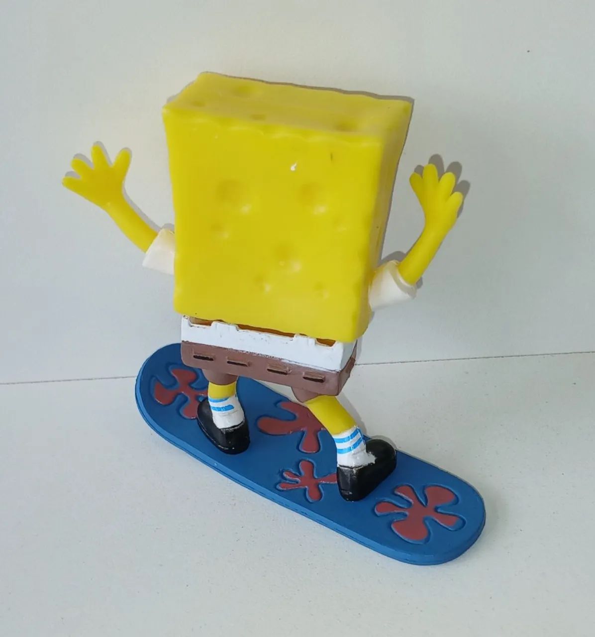 BONECO MINIATURA BOB ESPONJA NA PRANCHA SURFANDO - Foto 2