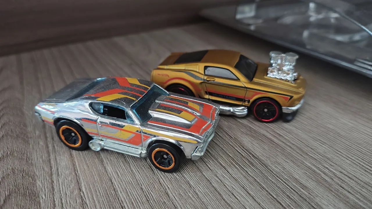 Dupla de miniaturas HotWheels Tooned