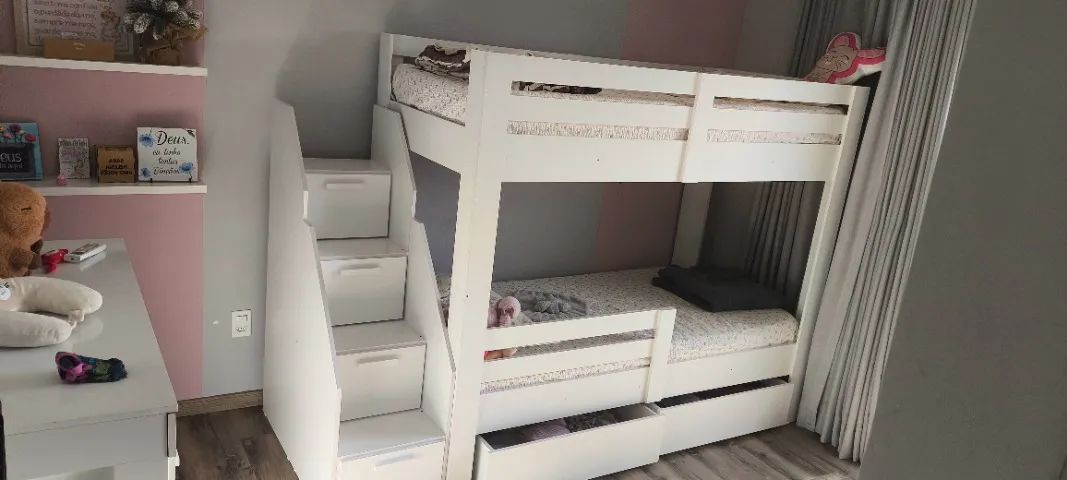 Beliche infantil com 2 gavetões e escada com 4 portas