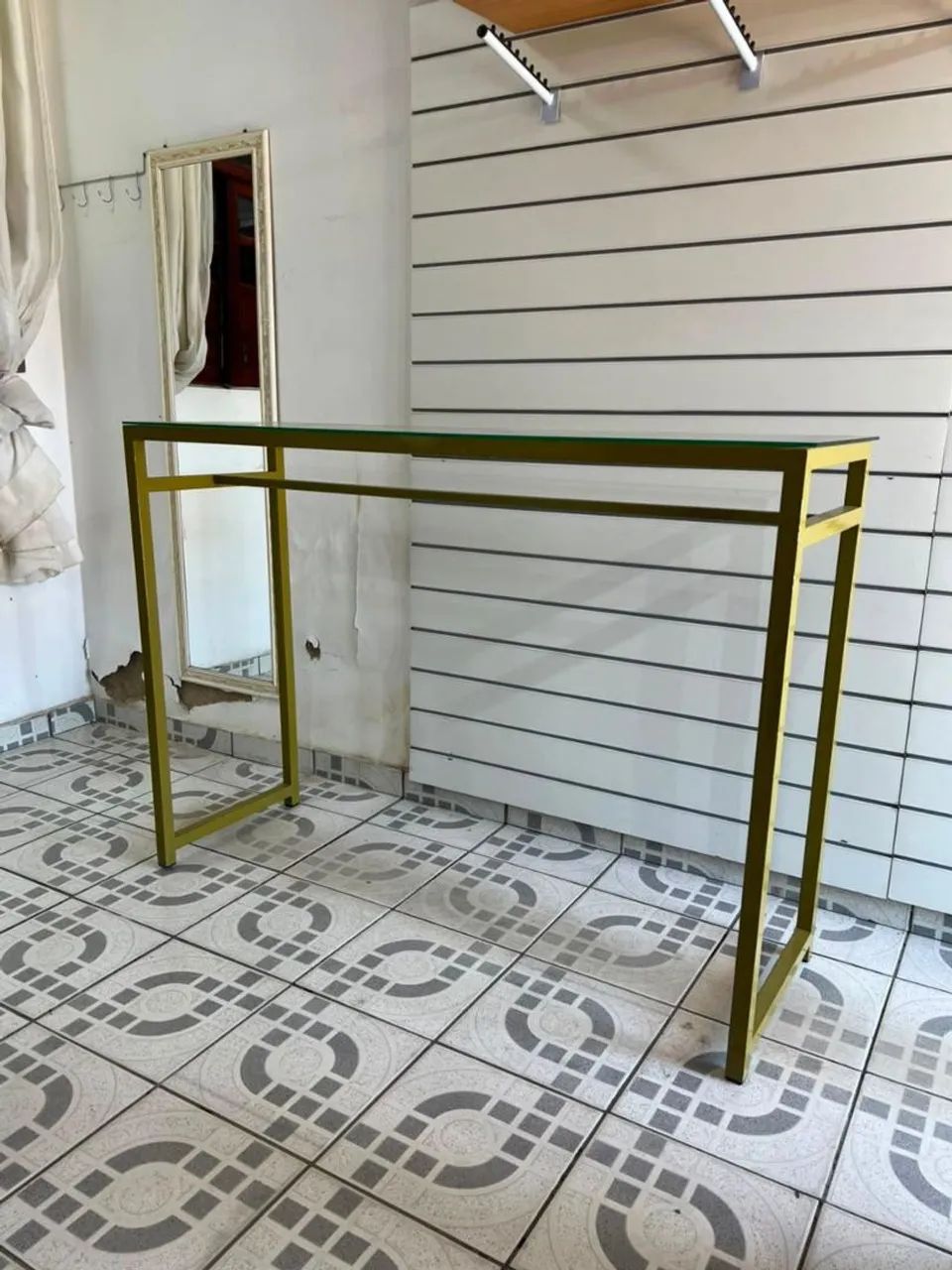 Arara/expositor dourado com tampo de vidro  - Foto 2