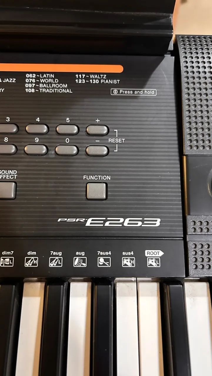 Teclado Yamaha PSR-E263 + acessórios  - Foto 4