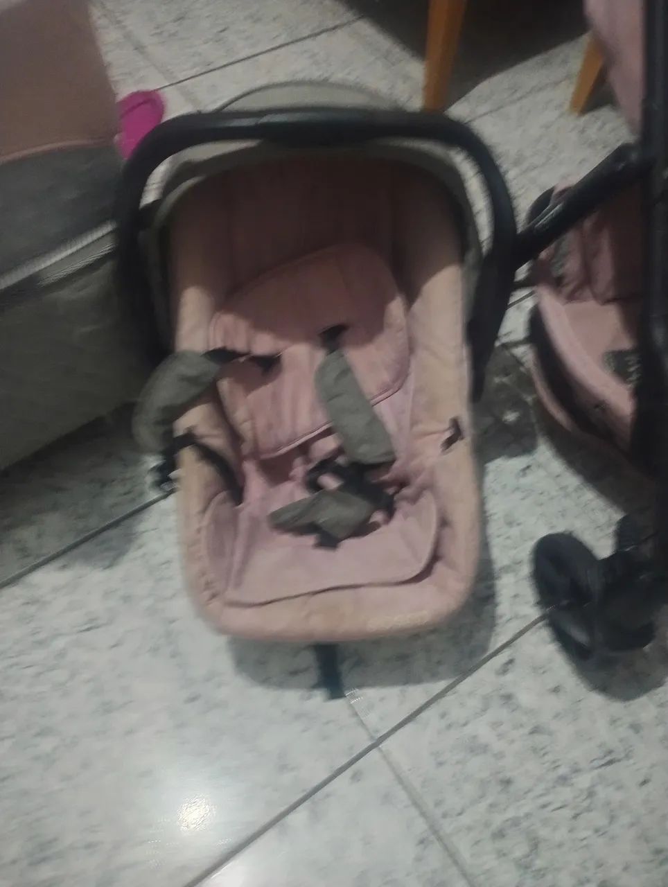 carrinho de bebê com bebe conforto.