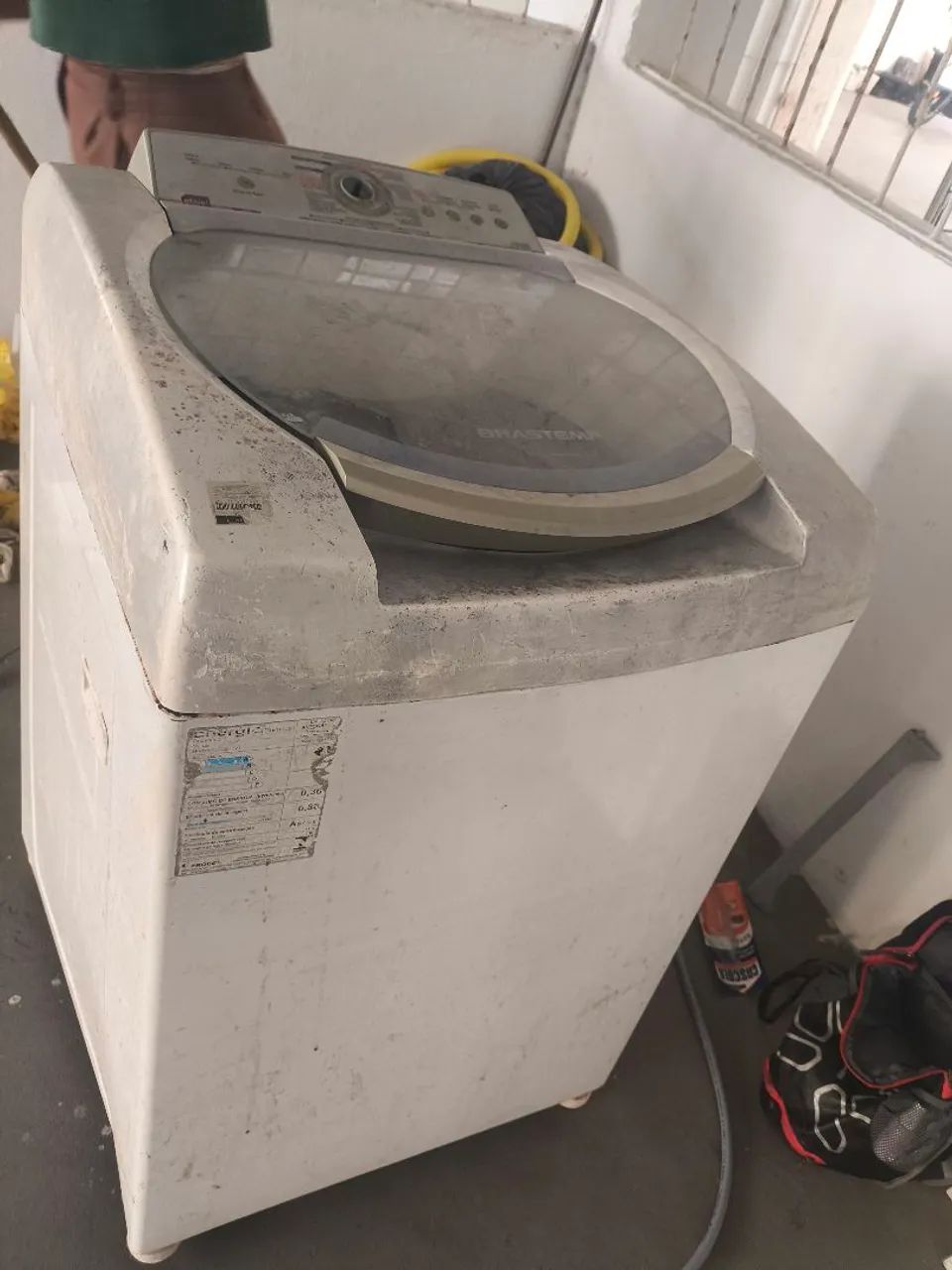 Máquina Brastemp para retirar peças, motor funcionando 